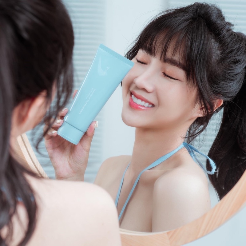 Sữa rửa mặt Laneige Water Bank Blue Hyaluronic Cleansing nằm trong Combo Laneige Sweet Bliss