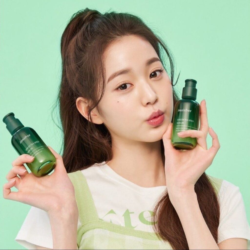 Jang Won Young (Ive) mê đắm việc dùng serum cho da.